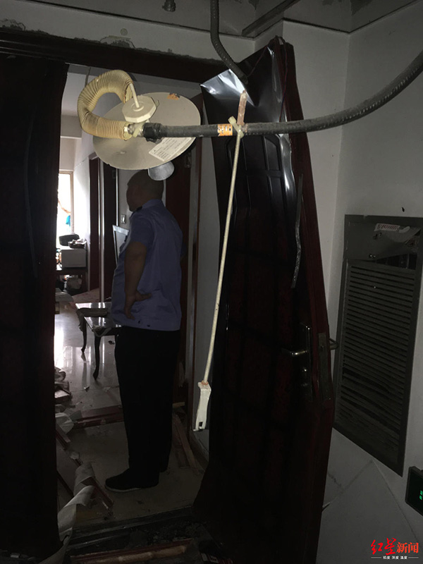 小區(qū)住戶屋內(nèi)爆炸，防盜門整體已經(jīng)彎曲