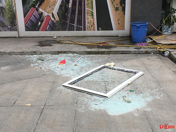 二樓窗戶被震到樓下，玻璃碎了一地