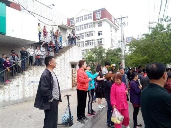 突發(fā)！青島一居民樓發(fā)生爆燃！已造1人死亡，7人受傷！3公里外有震感…