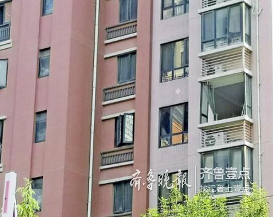 該住戶家的窗戶多處破損。 齊魯晚報·齊魯壹點記者 時培磊 攝