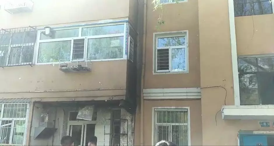 今晨，大慶經(jīng)五街2-41號樓二單元一樓發(fā)生燃氣爆炸！