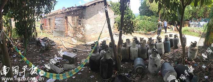 ▲消防員搶救出大量燃氣罐。 南國早報記者 彭慶攝