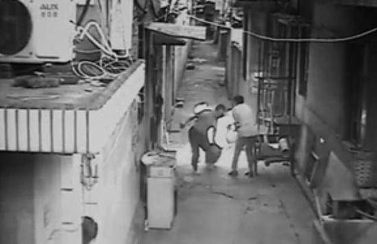 柳兆偉拖著冒火的煤氣瓶往河邊跑。視頻截圖